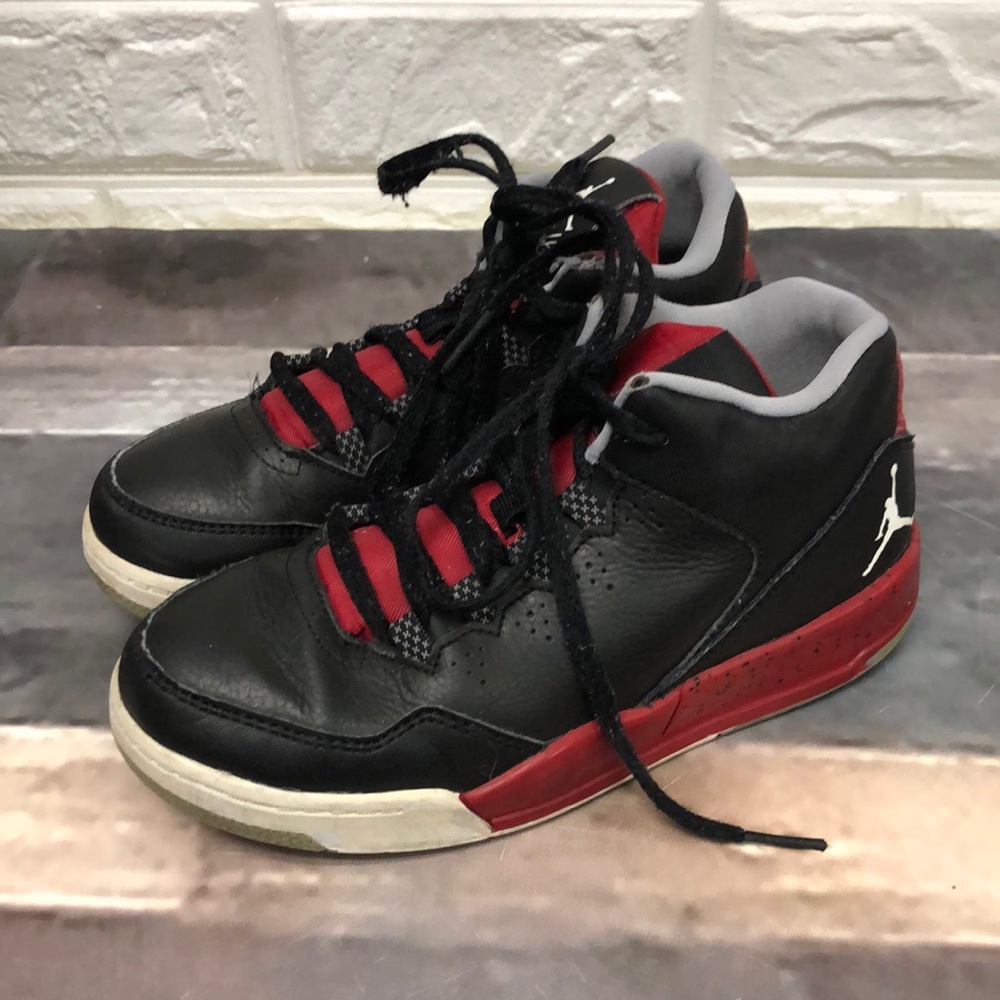 GENUINE NIKE JORDAN FLIGHT ORIGIN 2 BG BLACK WHITE GYM RED TRAINERS sz 1y